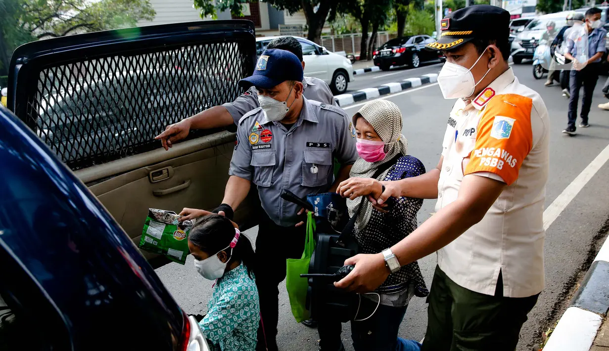 Petugas Suku Dinas Sosial dan Satpol PP Jakarta Selatan merazia warga di kawasan Bulungan, Jakarta, Rabu (24/3/2021). Razia Penyandang Masalah Kesejahteraan Sosial (PMKS) dilakukan untuk ketertiban lingkungan dan terciptanya Ibu Kota yang bebas dari PMKS. (Liputan6.com/Faizal Fanani)