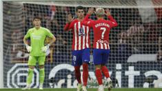Selebrasi pemain Atletico Madrid, Alvaro Morata (tengah) dan Antoine Griezmann, setelah keduanya berhasil mencetak gol ke gawang Real Madrid dalam pertandingan pekan keenam La Liga Spanyol 2023/2024 yang berlangsung di Metropolitano stadium, Madrid, Senin (25/9/2023). El Derbi Madrileno kali ini dimenangi Atletico dengan skor meyakinkan 3-1. (AFP/Oscar Del Pozo)