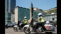 Polwan menggunakan motor besar melintas di kawasan Bundaran HI, Jakarta, Rabu (18/3/2015). Polda Metro Jaya kekurangan sepeda motor voorijder untuk pelayanan publik dan operasional mengatasi kemacetan. (Liputan6.com/Faizal Fanani)
