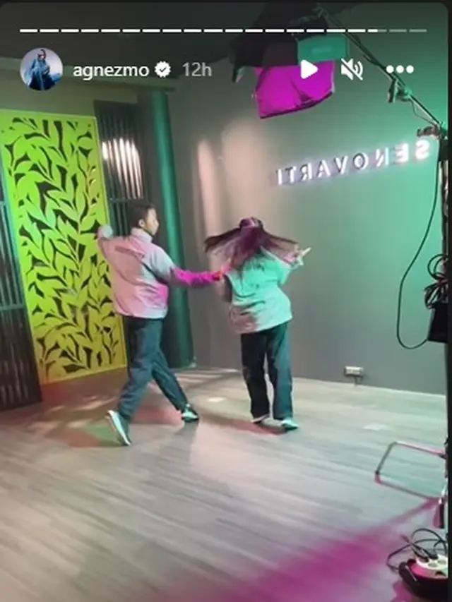 Pertemuan Agnez Mo dengan dua siswa SMPN 1 Ciawi Bogor yang menari dengan indah dalam sebuah video viral (https://www.instagram.com/stories/agnezmo/3018469145797244530/)