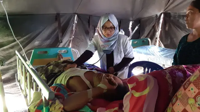 Alumni Pencerah Nusantara, dr. Dewi Trisnawati, turut memeriksa korban bencana gempa di Sumbawa Barat