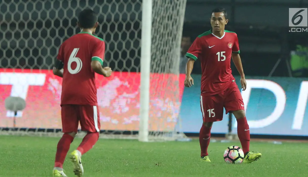 Bek Timnas Indonesia, Ricky Fajrin (kanan) saat melawan Kamboja pada laga persahabatan di Stadion Patriot Candrabhaga, Bekasi, Rabu (4/10). Timnas Indonesia menang 3-1 atas Kamboja. (Liputan6.com/Helmi Fithriansyah)