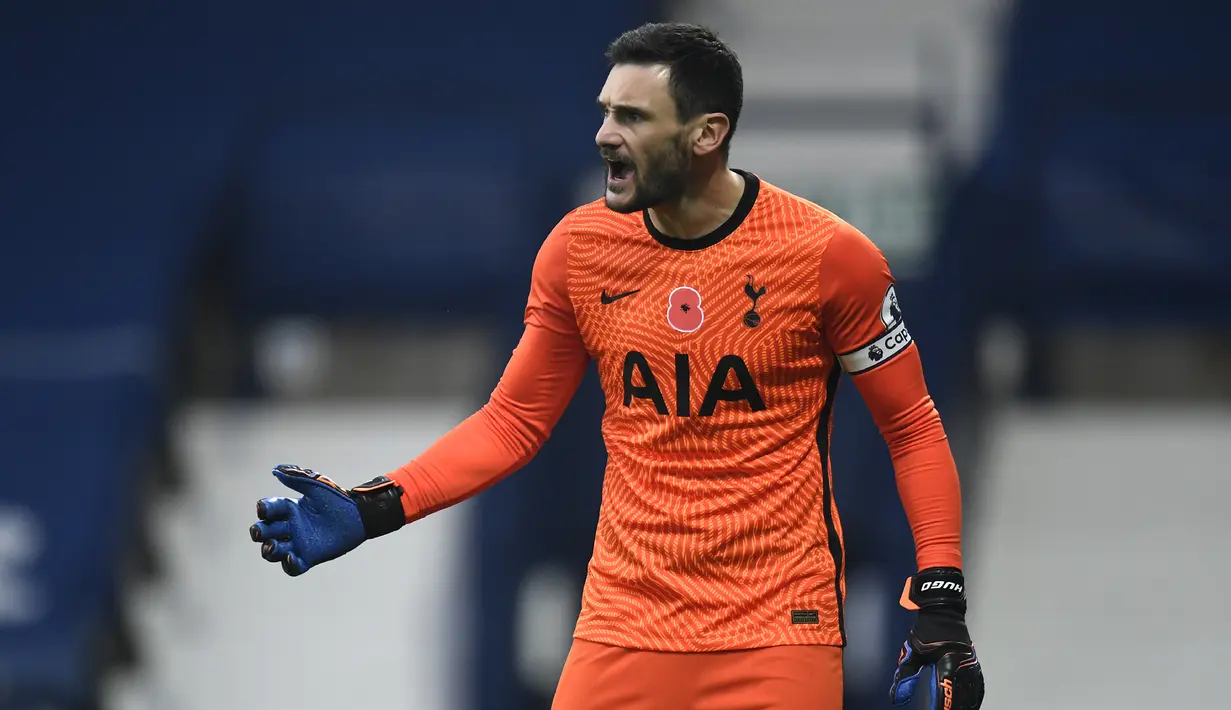 3-4. Hugo Lloris (Tottenham Hotspur). Kiper asal Prancis berusia 34 tahun ini telah membuat 7 kali clean sheets dalam 16 penampilannya selama 1440 menit. (AP/Peter Powell/Pool)