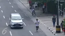 Warga melakukan aktivitas olah raga pagi di kawasan Thamrin, Jakarta, (10/7). Meskipun tidak diberlakukannya car free day di minggu pertama Idul Fitri namun masih ada masyarakat yang memanfaatkan sepinya jalanan Ibu Kota. (Liputan6.com/Angga Yuniar)