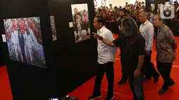 Presiden Joko Widodo atau Jokowi melihat pameran foto 'Membangun Indonesia'  di Jakarta, Selasa (12/11/2019). Pameran foto Membangun Indonesia itu menampilkan sejumlah capaian kinerja pemerintahan Presiden Joko-Widodo dan Wakil Presiden Jusuf Kalla. (Liputan6.com/Angga Yuniar)