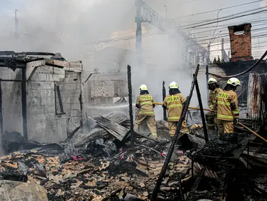 Petugas pemadam kebakaran menyemprotkan air untuk memadamkan api saat terjadi kebakaran di Jalan Kampung Muka, Pademangan, Jakarta, Selasa (25/4/2023). (Liputan6.com/Faizal Fanani)