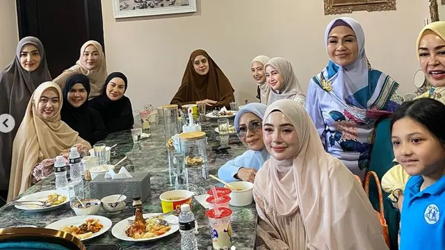 Potret Ashanty dan teman-teman makan bersama (Sumber: Instagram/nengnada11)
