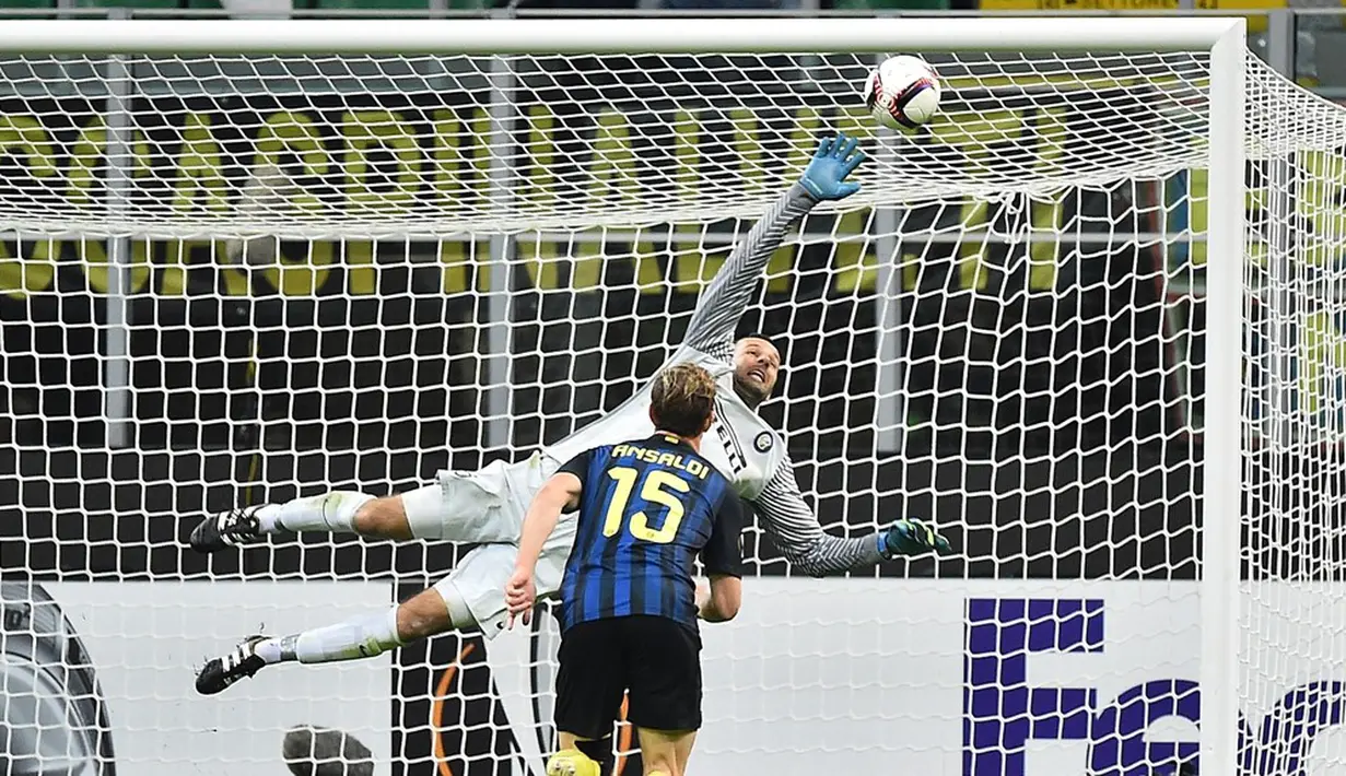 Kiper Inter Milan, Samir Handanovic, menepis laju bola tendangan pemain Southampton dalam laga Grup K Liga Europa di Stadion Giuseppe Meazza, Milan, Jumat (21/10/2016) dini hari WIB. (AFP/Giuseppe Cacace)