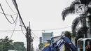 Alat berat melakukan pengerukan tanah saat proyek pelebaran Jalan Pangeran Antasari, Jakarta, Kamis (8/11). Pelebaran ini untuk mengantisipasi kemacetan setelah dioperasikannya Tol Depok-Antasari. (Liputan6.com/Faizal Fanani)