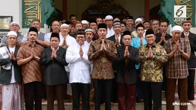 Presiden Joko Widodo mengucapkan selamat Hari Raya Idul Fitri 1438 Hijriah ditemani masyarakat dari berbagai kalangan.