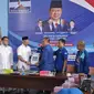 Rahmat Mirzani Djausal menyerahkan berkas pendaftaran cagub  Lampung ke Ketua Tim Penjaringan Demokrat Lampung, Hanifal.  Foto: (Liputan6.com/Ardi)