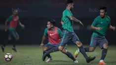 Gelandang Timnas Indonesia, Andik Vermansah, mengejar bola saat latihan di Stadion Patriot, Bekasi, Senin (2/10/2017). Latihan ini merupakan persiapan jelang laga persahabatan melawan Kamboja. (Bola.com/Vitalis Yogi Trisna)