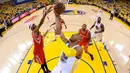 Pemain Golden State Warriors, Leandro Barbosa berusaha memasukkan bola ke ring di Game ke 5 final wilayah barat di Oakland, California, (27/5/2015). Warriors menang 104-90 dan melaju ke final NBA setelah 40 tahun. (Kyle Terada-USA TODAY Sports)