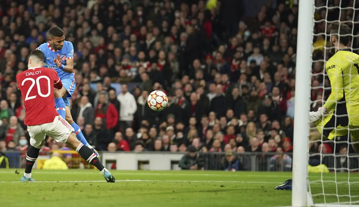 David de Gea tak berkutik pada menit ke-41, umpan silang Antoine Griezmann disambut oleh Renan Lodi dengan sundulan yang berujung gol buat Atletico Madrid. (AP Photo/Dave Thompson)