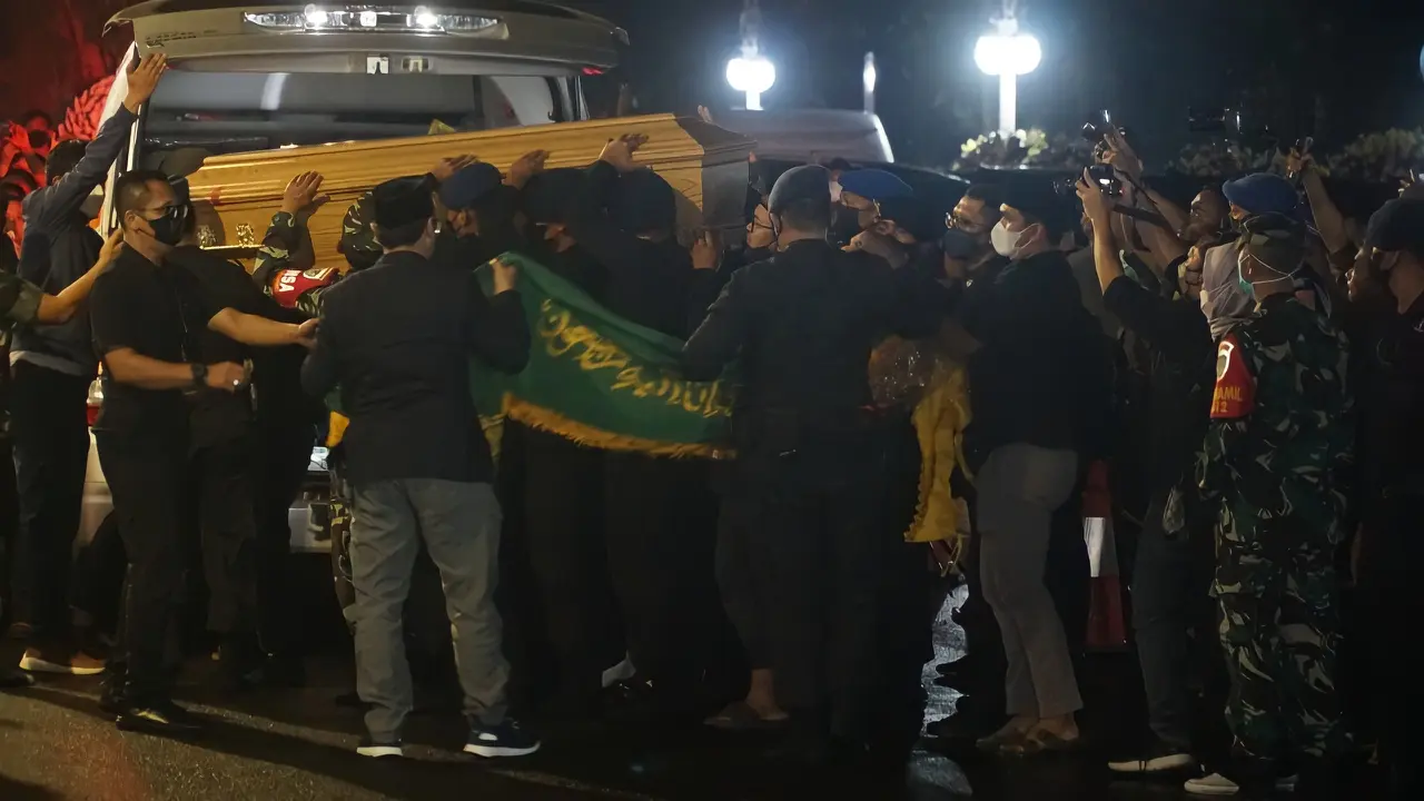 Jenazah anak Ridwan Kamil Emmeril Kahn Mumtadz atau Eril saat tiba di Gedung Pakuan, Bandung. (Liputan6.com/Huyogo Simbolon)