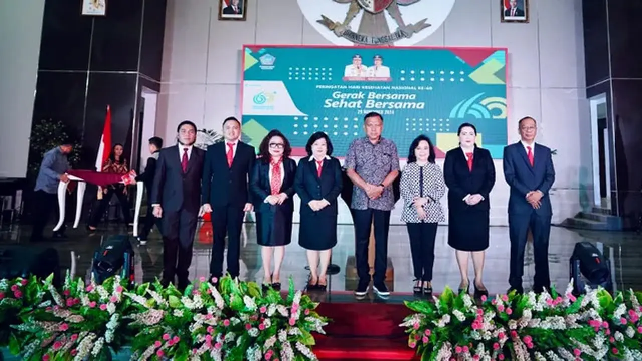 Gubernur Sulut Olly Dondokambey Serahkan Penghargaan Tenaga Kesehatan Teladan di Puncak Peringatan HKN 2024