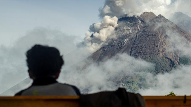 FOTO: Lahar Dingin Gunung Merapi Timbun Truk-Truk Tambang