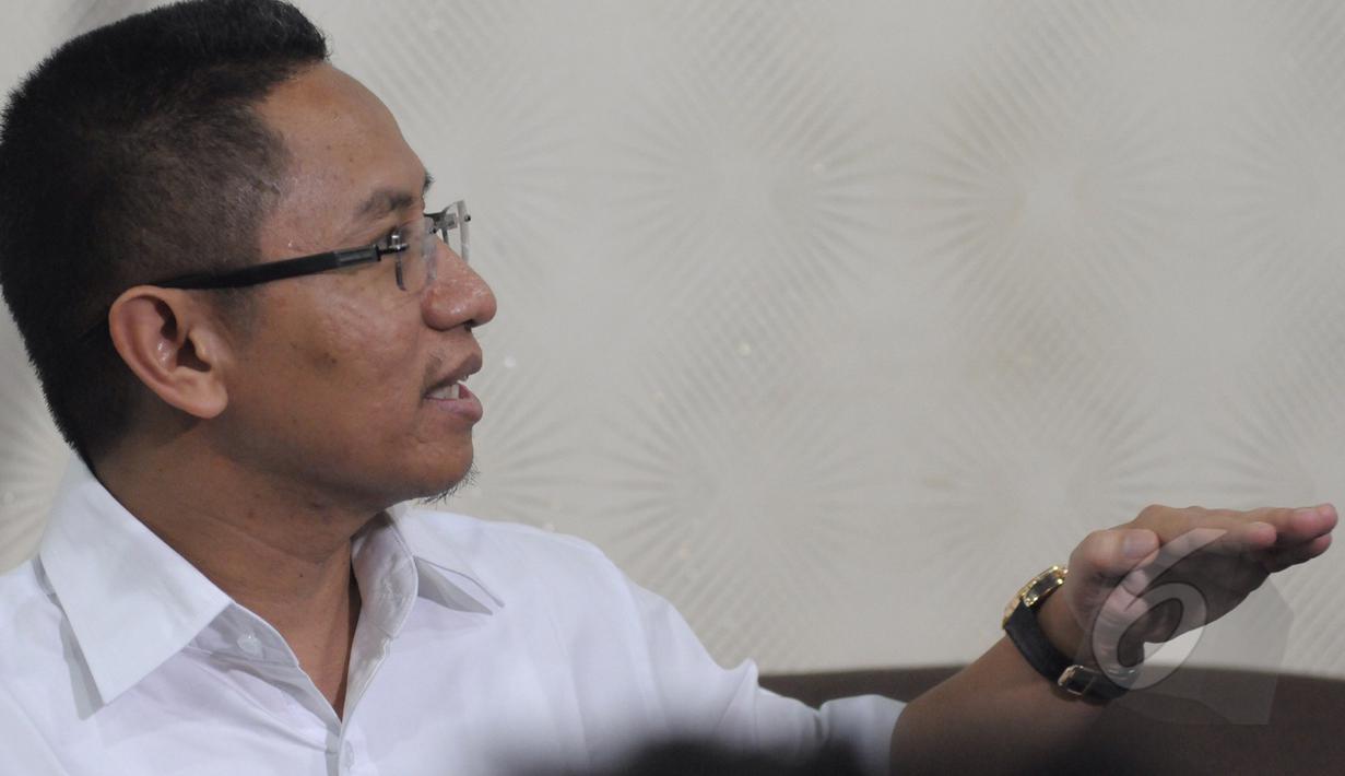 Ketua Fraksi PAN DPR RI, Tjatur Sapto Edy menjelaskan alasan pengunduran dirinya sebagai Ketua Fraksi PAN, Senayan, Jakarta, Rabu (11/3/2015).Tjatur mengatakan pengunduran dirinya karena harus ada penyegaran di tubuh PAN.(Liputan6.com/Andrian M Tunay)