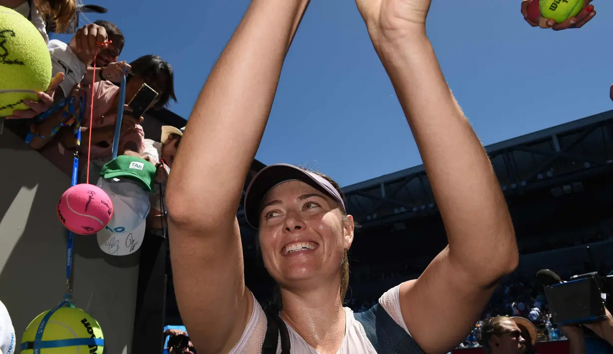 Maria Sharapova tersenyum saat memberi tanda tangan usai pertandingan melawan Tatjana Maria pada putaran pertama di kejuaraan tenis Australia Terbuka 2018 di Melbourne (16/1). Sharapova menang 6-1, 6-4. (AFP Photo / Greg Wood)