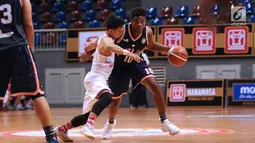 Pebasket Pelita Jaya, Wayne Lyndon Bradford (kanan) berusaha melewati kawalan pemain Garuda Bandung pada laga Perbasi Cup 2017 di Britama Arena, Jakarta, Rabu (8/11). Pelita Jaya unggul 54-43. (Liputan6.com/Helmi Fithriansyah)