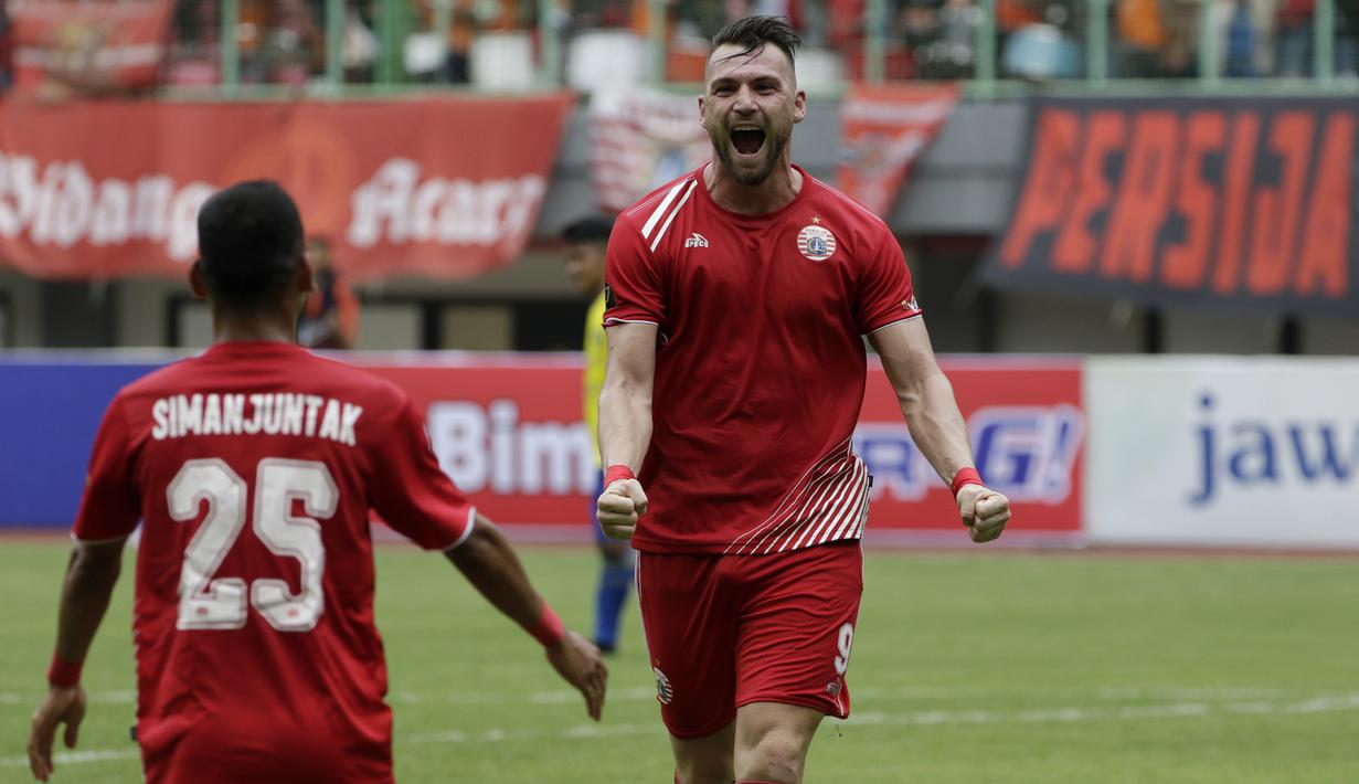 Striker Persija Jakarta, Marko Simic, merayakan gol yang dicetaknya ke gawang 757 Kepri Jaya pada laga Piala Indonesia di Stadion Patriot Bekasi, Jawa Barat, Rabu (23/1). Persija menang 8-2 atas Kepri. (Bola.com/Yoppy Renato)