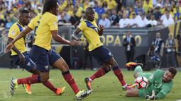 Kiper Brasil, Alisson  menyelamatkan gawangnya dari serangan para pemain Ekuador pada laga pembuka Copa Amerika 2016 di Stadion Rose Bowl, Pasadena, (5/6/2016) WIB. (Mandatory Credit: Kelvin Kuo-USA TODAY Sports)