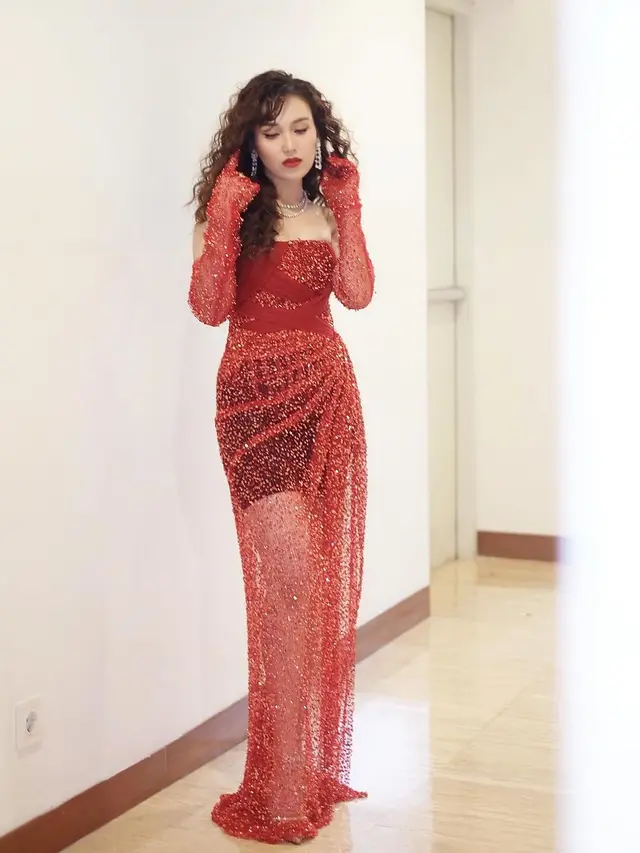 Ayu Ting Ting bergaun merah (Instagram/ayutingting92)