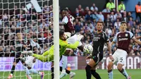 Kiper Arsenal, David Raya, melakukan penyelamatan fantastis saat menghadapi Aston Villa pada lanjutan Liga Inggris 2024/2025 di Villa Park, Minggu (25/8/2024) dini hari WIB. (Adrian DENNIS / AFP)