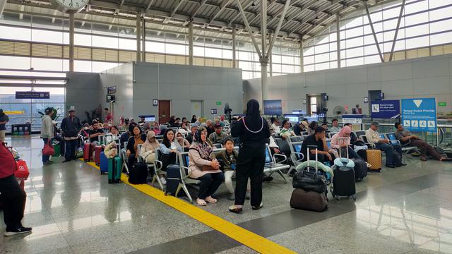Kereta Jarak Jauh di Stasiun Jatinegara