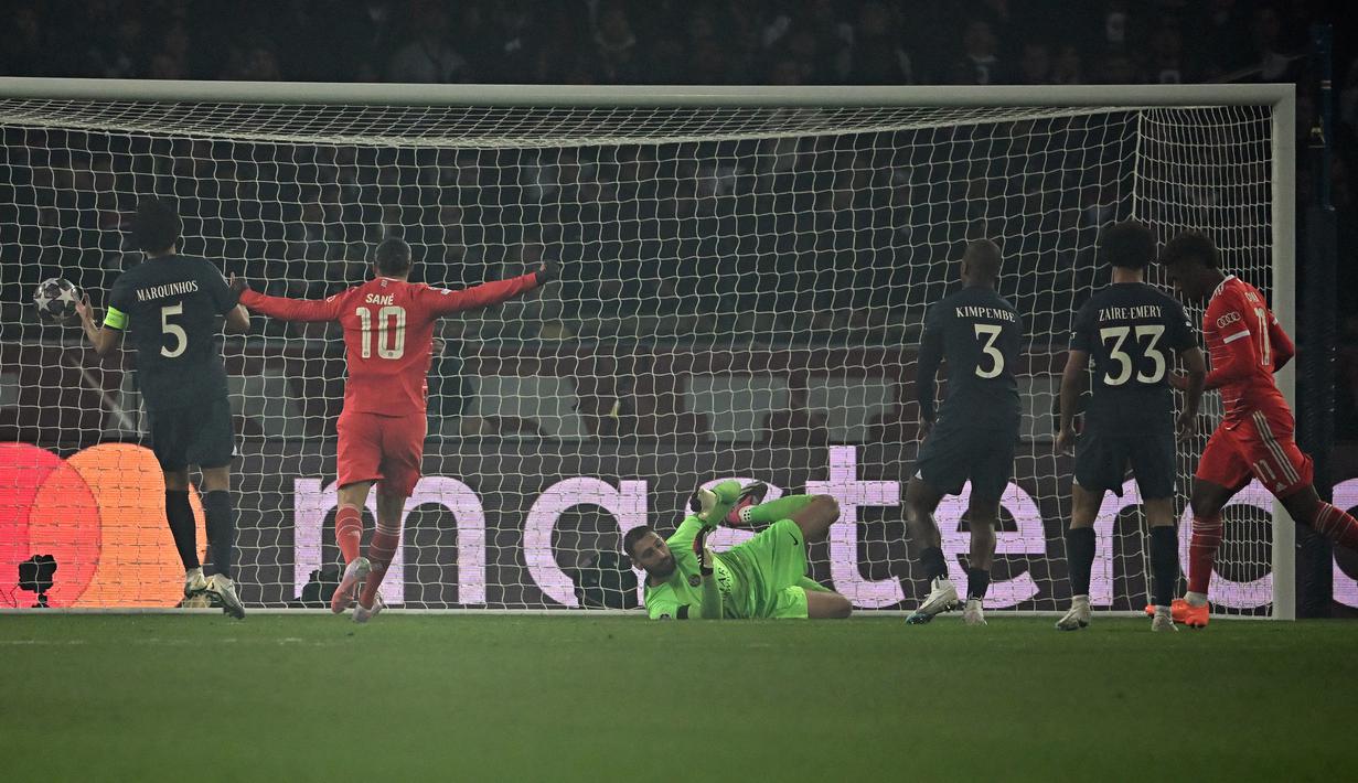 Striker Bayern Munchen, Kingsley Coman (kanan) mencetak gol ke gawang PSG dalam laga leg pertama babak 16 besar Liga Champions 2022/2023 di Parc des Princes Stadium, Paris (14/2/2023). Puncaknya tentu saja pada menit ke-53 saat Bayern mencetak gol ke gawang PSG. Gol yang dicetak Kingsley Coman merupakan assist dari Alphonso Davies. (AFP/Anne-Christine Poujoulat)