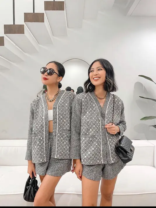 <p>One set blazer tweed berwarna abu - abu adalah pilihan yang tepat untuk tampil elegan bersama.&nbsp;(instagram/elizrahajeng)</p>
