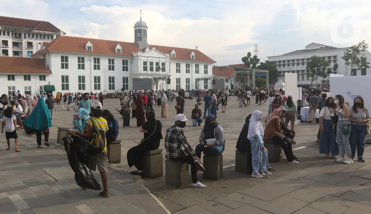 Warga menikmati Festival #IniJakarta 2022 di kawasan  Kota Tua, Jakarta, Sabtu (17/9/2022). Festival ini berupaya untuk menjadi wadah kreativitas, bertemunya warga ibu kota untuk saling berinteraksi dan merasakan pengalaman berbeda di Kota Tua. (Liputan6.com/Herman Zakharia)