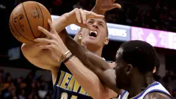 Pebasket Golden State Warriors, Draymond Green, melakukan block kepada pebasket Denver Nuggets, Mason Plumlee, pada laga NBA di Pepsi Center, Denver, Sabtu (4/11/2017). Warriors menang 127-108 atas Nuggets. (AP/Jack Dempsey)