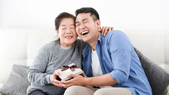 Seorang pria dengan ibunya