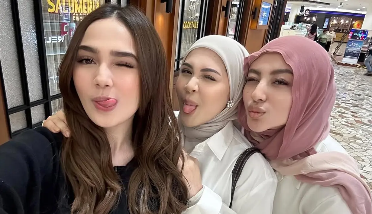 Pamer ekspresi lucu, tiga anggota Geng Mamayu ini curi perhatian. Ngobrol, makan hingga jalan-jalan dilakukan Syifa Hadju, Kesha, dan Margin dalam momen kumpul ini. Banyak yang suka dengan persahabatannya, Geng Mamayu didoakan selalu langgeng. Dalam beberapa momen yang diunggah, kebersamaan salah satu geng artis populer ini sudah seperti kakak adik. (Liputan6.com/IG/@kesharatuliu05)