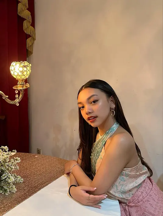 <p>Halter dress juga hadir dalam wastra nusantara dengan motif batik warna pastel yang feminin dan chic. (Foto: Instagram @naura.ayu)</p>