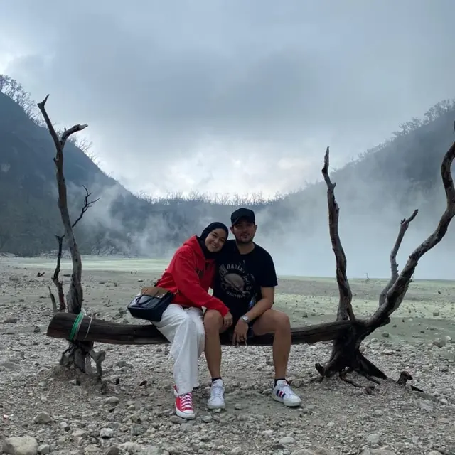 Romantis, Ini 6 Potret Aryani Fitriana dan Donny Michael Liburan di Kawah Putih