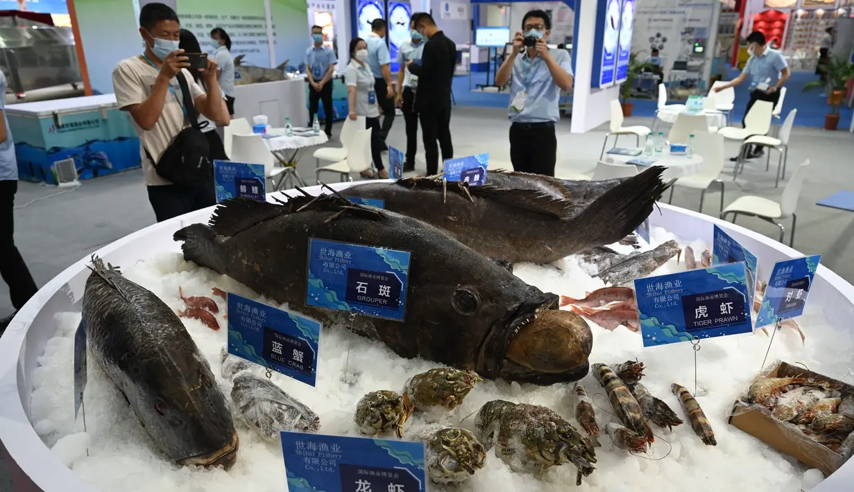 Masyarakat mengunjungi Pameran Hidangan Bahari dan Perikanan Internasional China (Fuzhou) di Fuzhou, Provinsi Fujian, China, 4 September 2020. Pameran tahun ini diadakan secara daring dan luring. (Xinhua/Lin Shanchuan)