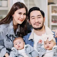 Senyum bahagian pun terlihat dari pasangan yang menikah pada 21 April 2018. Penampilan putra putri mereka pun terlihat menggemaskan. (Liputan6.com/IG/@syahnazs)