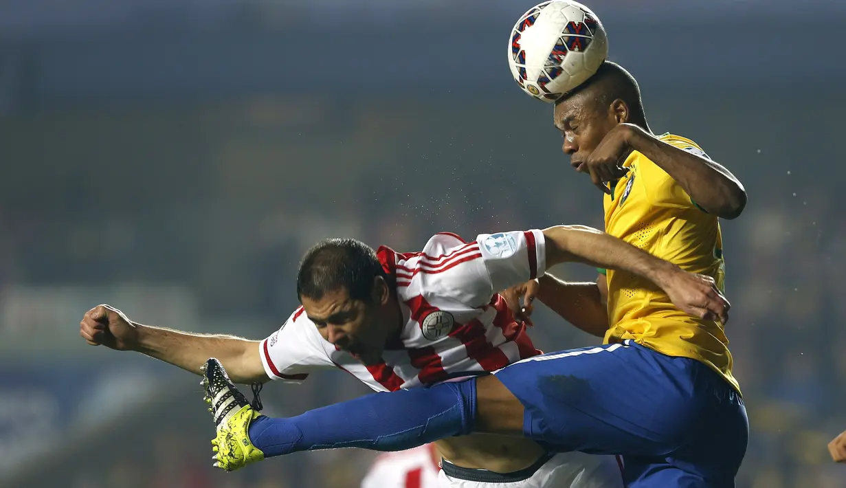 Pemain Brasil, Fernandinho (kanan) berebut bola dengan pemain Paraguay, Pablo Aguilar, dalam perempatfinal Copa America 2015 di Stadion Municipal Alcaldesa Ester Roa Rebolledo, Concepcion, Cile, (27/6).  (EPA/OSVALDO VILLARROEL)