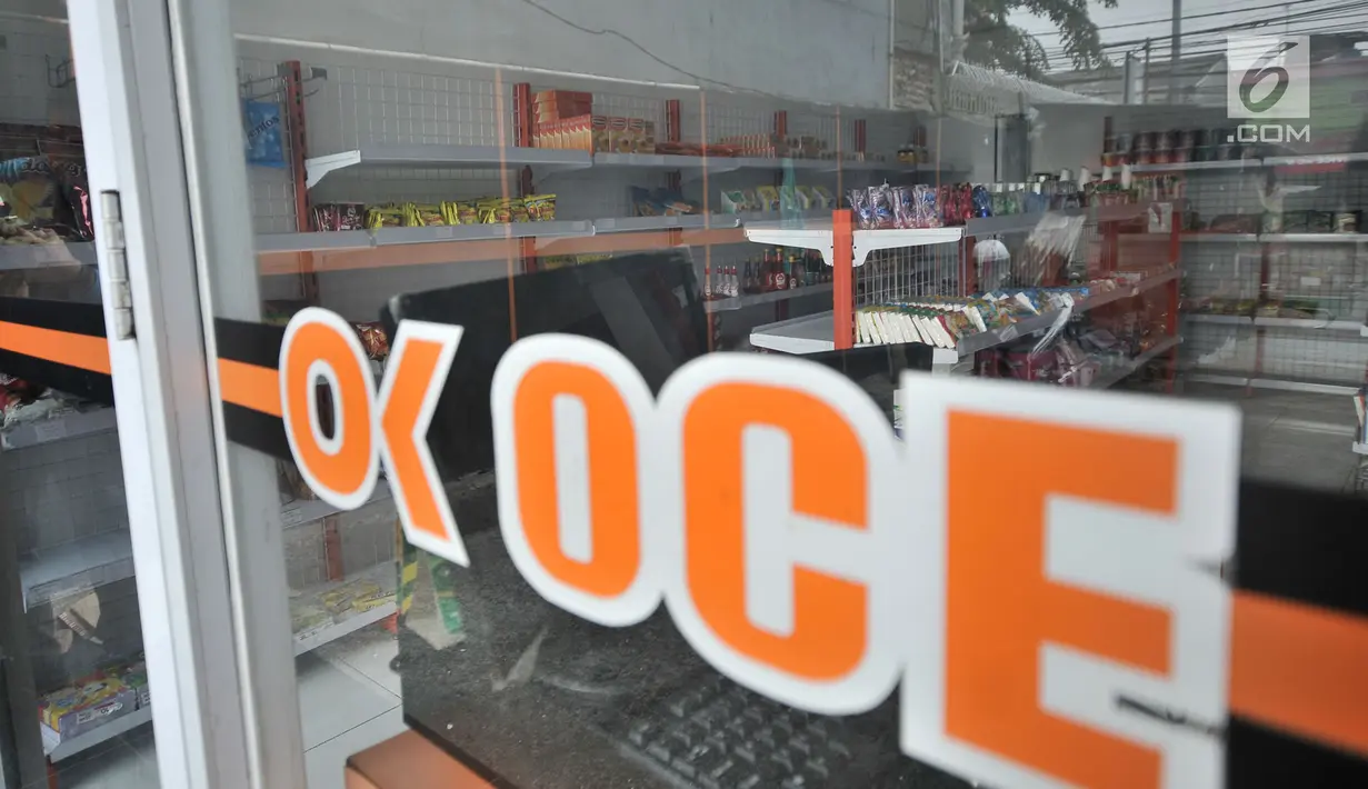 Kondisi rak kosong di OK OCE Mart Kalibata, Jakarta, Senin (3/9). Salah satu gerai minimarket yang digagas mantan Wagub DKI Sandiaga Uno ini masih buka, hanya saja sepi pembeli dan persedian barang hampir kosong. (Merdeka.com/Iqbal S. Nugroho)