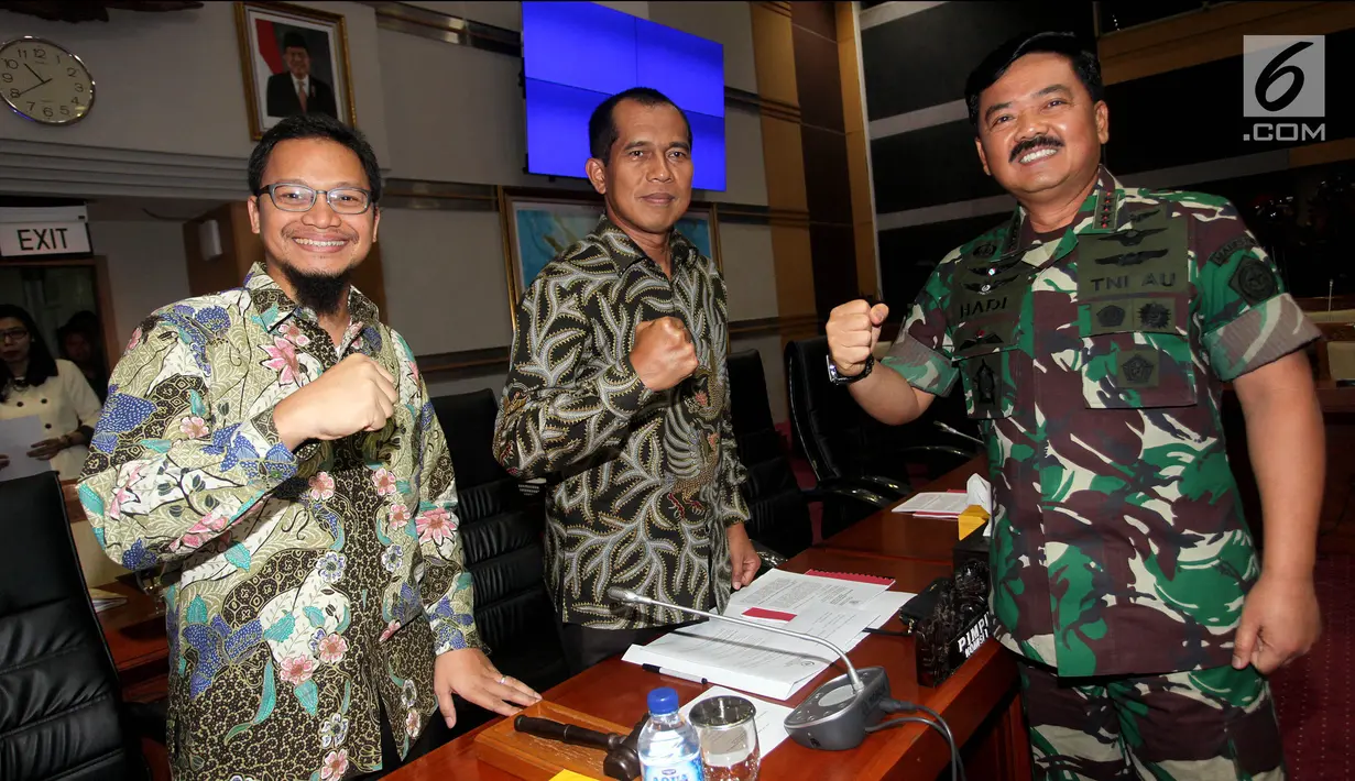 Panglima TNI Marsekal Hadi Tjahjanto (kanan) bersama Ketua Komisi I DPR Abdul Kharis Almasyhari dan Wakil Ketua Hanafi Rais berpose usai rapat kerja bersama di Jakarta, Senin (29/1). (Liputan6.com/JohanTallo)
