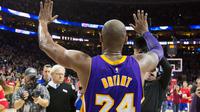 Bintang Los Angeles Lakers, Kobe Bryant (24) mengucapkan salam perpisahan kepada penggemarnya saat laga NBA di Wells Fargo Center, Philadelphia, Selasa (1/12/2015). 76ers menang atas Lakers 103-91. (Reuters/Bill Streicher-USA TODAY Sports)