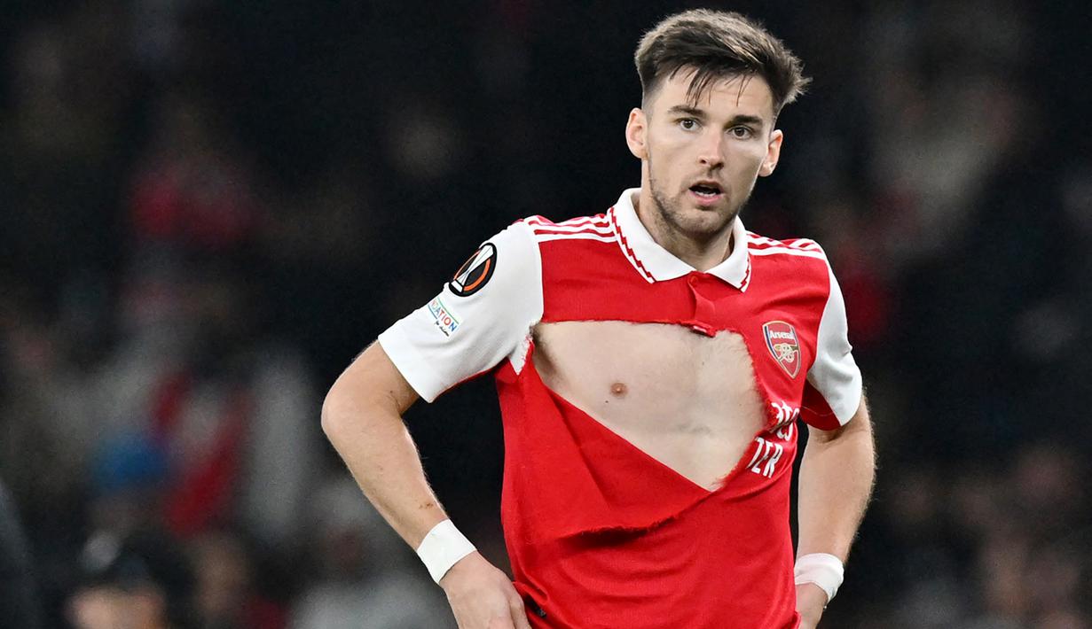 Pemain Arsenal, Kieran Tierney, saat melawan FC Zurich pada laga Liga Europa di Stadion Emirates (3/11/2022). Kedatangan Oleksandr Zinchenko membuat menit bermain Kieran Tierney semakin memprihatinkan. Arsenal kabarnya siap melepas Tierney pada musim panas mendatang. (AFP/Glyn Kirk)
