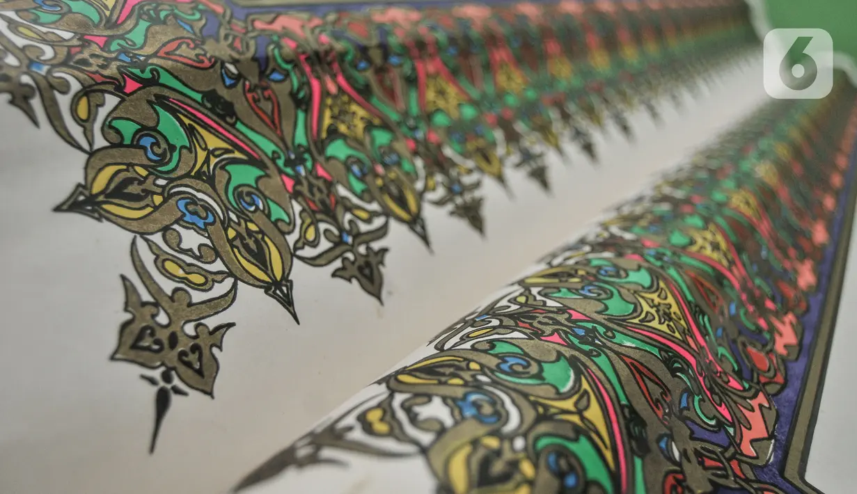 Kondisi kertas Alquran raksasa koleksi Perpustakaan Jakarta Islamic Center (JIC) masih terawat di Jakarta Utara, Kamis (22/4/2021). Alquran tersebut berukuran 142 cm x 95 cm dan terdiri dari 604 halaman. (merdeka.com/Iqbal S Nugroho)