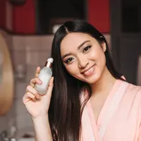 Ilustrasi perempuan menggunakan produk skincare. (Sumber lookstudio/Freepik.com)