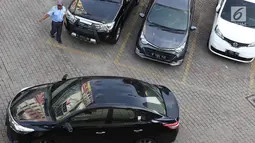 Petugas memarkirkan kendaraan di pusat perbelanjaan di Jakarta, Kamis (10/1). Gubernur DKI  Jakarta Anies Baswedan juga berencana meningkatkan tarif parkir di Ibukota. (Liputan6.com/Immanuel Antonius)