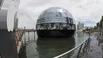 Bagian fasad gerai baru Apple di Marina Bay Sands saat hari pembukaannya di Singapura (10/9/2020). Apple resmi membuka gerai barunya yang 'mengapung' di atas air yang berlokasi di negara Singapura. (Xinhua/Then Chih Wey)