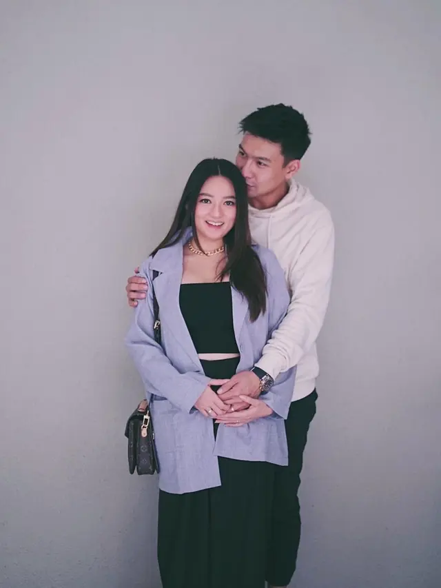 Tetap Tampil Gaya, Ini 6 Potret Baby Bump Stella Cornelia yang Menawan
