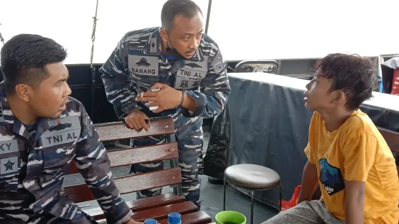 TNI AL menyelamatkan seorang pelajar yang terobang-ambing di tengah perairan Banten.